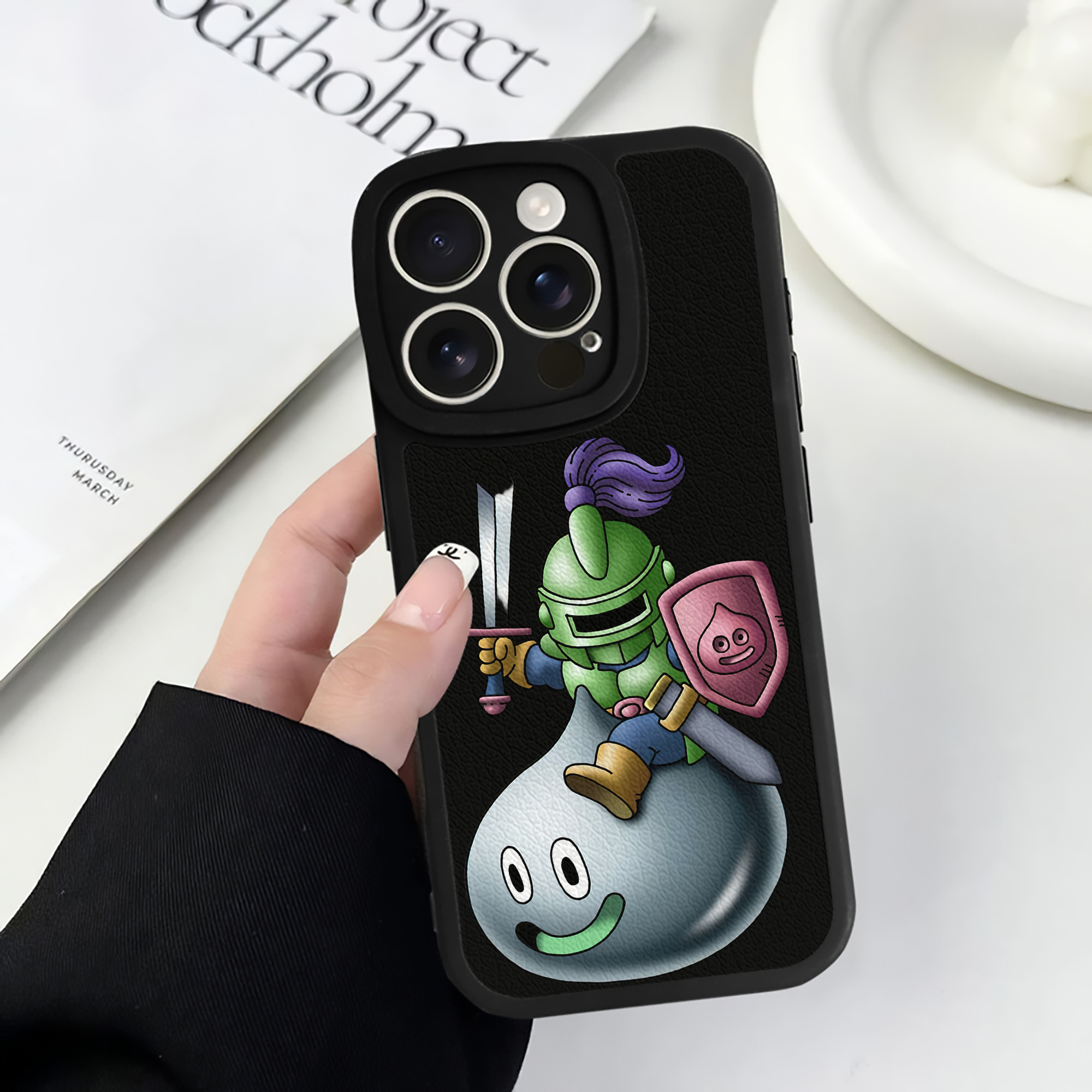 （画像用） ドラゴンクエスト Doragon Kuesuto Dragon Quest 【iPhone 16シリーズ対応】シリコンスマホケース（レザー調） 材質：シリコン